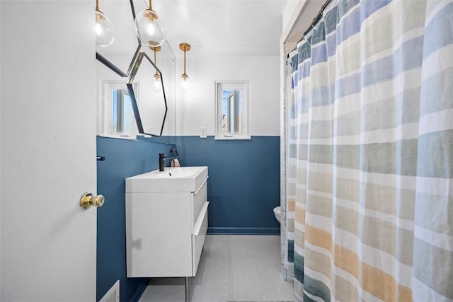 7134 Roycrest Pl, Point Breeze, PA 15208 - bathroom featuring vanity, toilet, and a shower with curtain