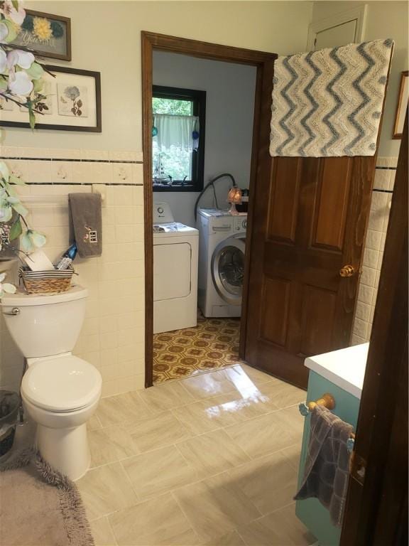 2381 Lake Rd, Jefferson Twp Mer, PA 16150 - bathroom with washer and clothes dryer, toilet, and tile walls