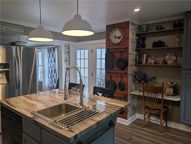 545 Roseland Ave, Ross Twp, PA 15214 - kitchen featuring a sink, black dishwasher, dark wood finished floors, hanging light fixtures, and a kitchen island with sink