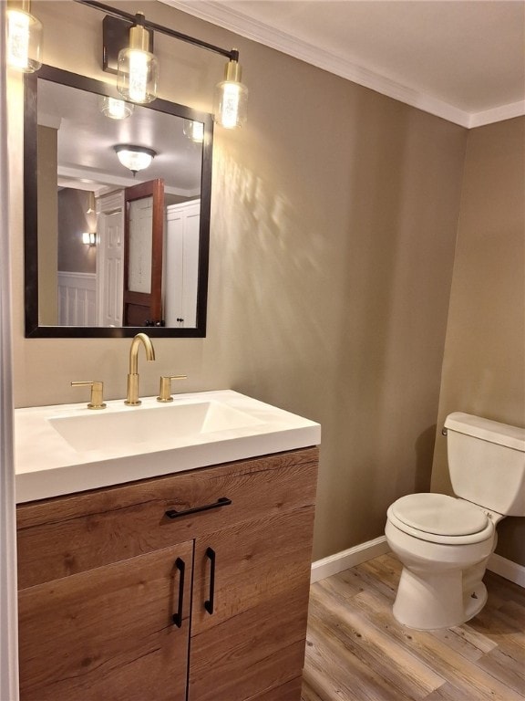 545 Roseland Ave, Ross Twp, PA 15214 - bathroom with wood finished floors, toilet, vanity, crown molding, and baseboards