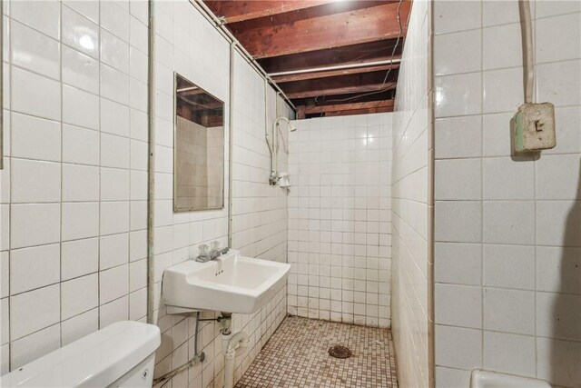 137 Terry Ln, Center Twp Bea, PA 15061 - bathroom featuring tile walls, toilet, a sink, tiled shower, and tile patterned floors