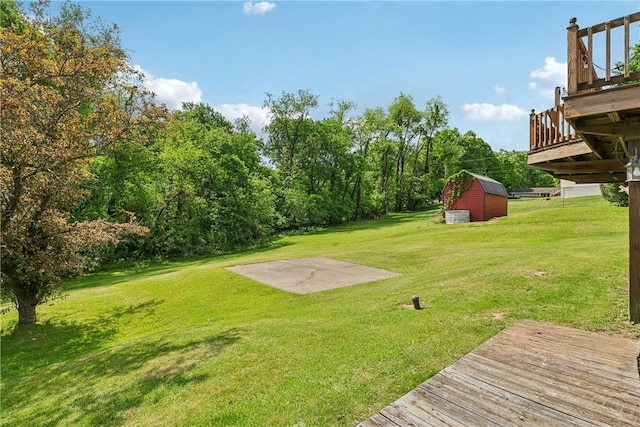 137 Terry Ln, Center Twp Bea, PA 15061 - view of grassy yard with a wooden deck