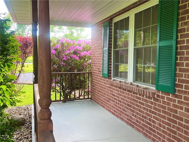 101 Pheasant Run Dr, Worth Twp But, PA 16057 - view of porch