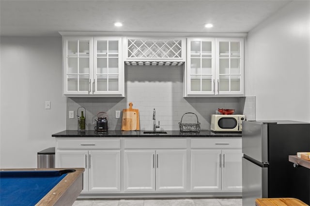 218 St Andrews, North Strabane, PA 15317 - bar with white microwave, a sink, freestanding refrigerator, decorative backsplash, and recessed lighting