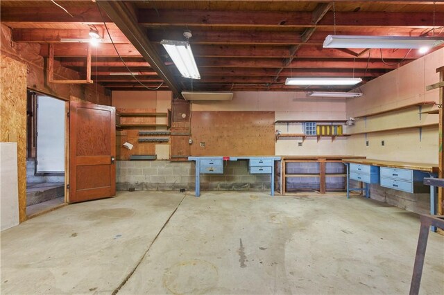 2703 Conway Wallrose Rd, Economy, PA 15005 - garage with a workshop area