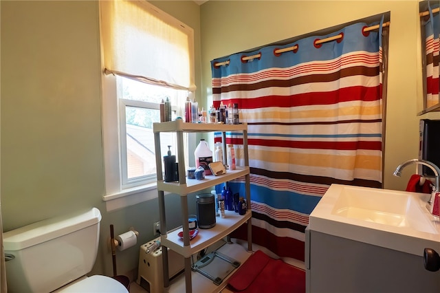 422 Hays Ave, Mount Oliver, PA 15210 - full bath featuring toilet, vanity, and a shower with curtain
