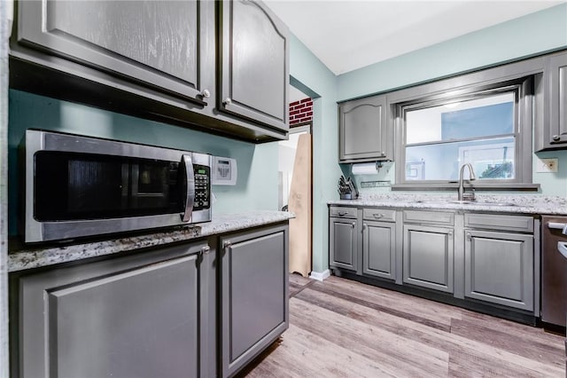 118 Arrow Dr, Elizabeth Twp/Boro, PA 15037 - kitchen with a sink, appliances with stainless steel finishes, and gray cabinets