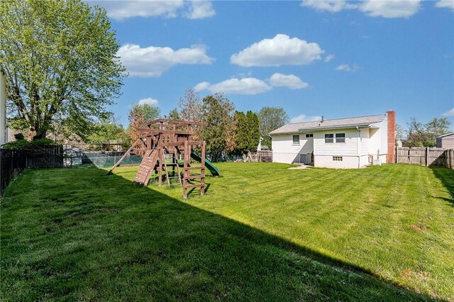 118 Arrow Dr, Elizabeth Twp/Boro, PA 15037 - view of yard with a playground