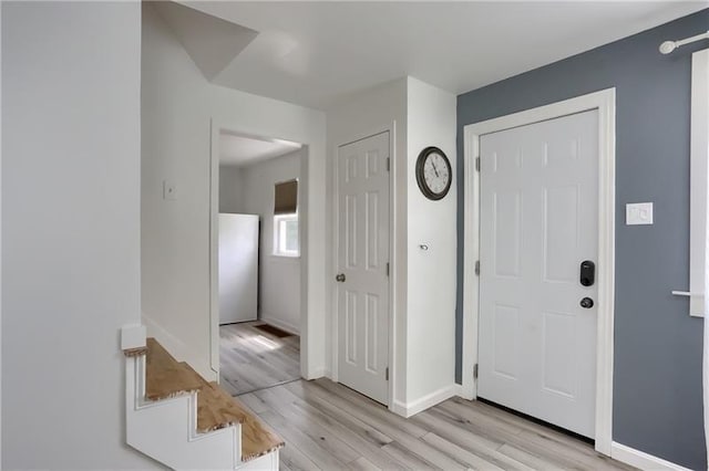 622 Ascension Dr, West Mifflin, PA 15122 - foyer featuring light wood-style floors and baseboards