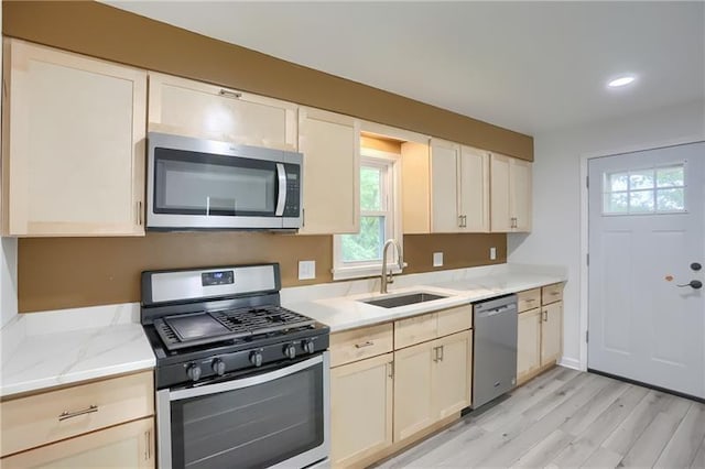622 Ascension Dr, West Mifflin, PA 15122 - kitchen featuring stainless steel appliances, a sink, light wood-style flooring, recessed lighting, and light stone counters