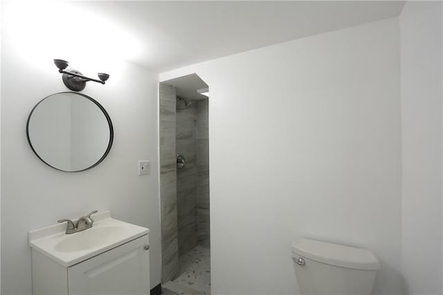 622 Ascension Dr, West Mifflin, PA 15122 - bathroom featuring tiled shower, toilet, and vanity