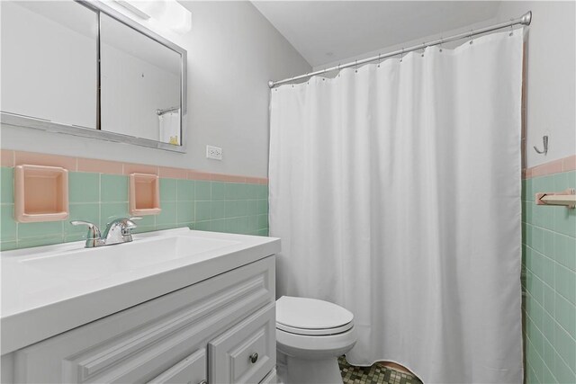 257 Noble Ave, Crafton, PA 15205 - full bath featuring tile walls, toilet, a wainscoted wall, and vanity
