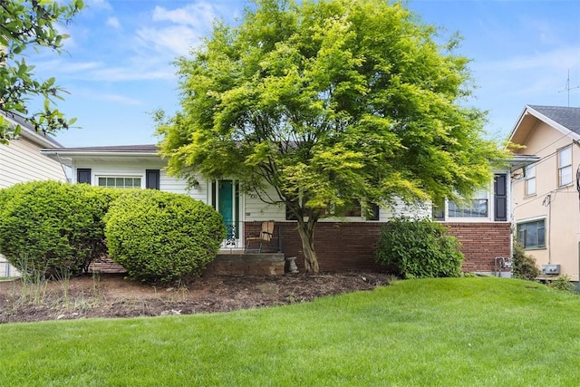 830 W Pike St, Chartiers, PA 15342 - view of front of home with brick siding and a front yard