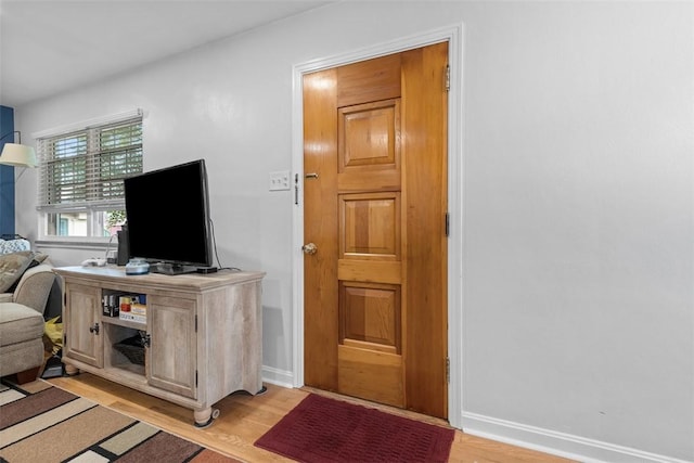 830 W Pike St, Chartiers, PA 15342 - living area with light wood-style floors, baseboards, and an office area