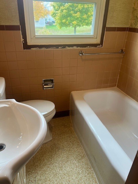 525 Glade Mill Run, Middlesex Twp, PA 16059 - full bath featuring tile walls, toilet, a bathtub, a sink, and a wainscoted wall