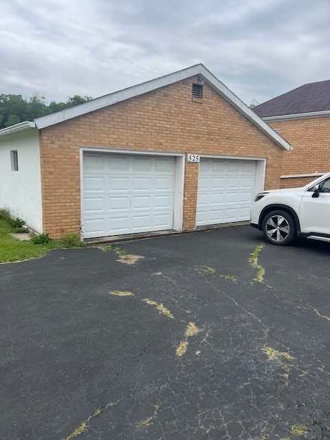 525 Glade Mill Run, Middlesex Twp, PA 16059 - garage with asphalt driveway