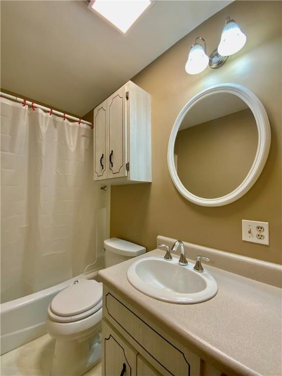 403 Virginia Ave, Harmony Twp Bea, PA 15003 - full bathroom with toilet, vanity, and shower / tub combo with curtain