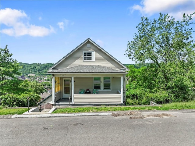 947 Pine St, Ambridge, PA 15003 - view of front of home with a porch and roof with shingles