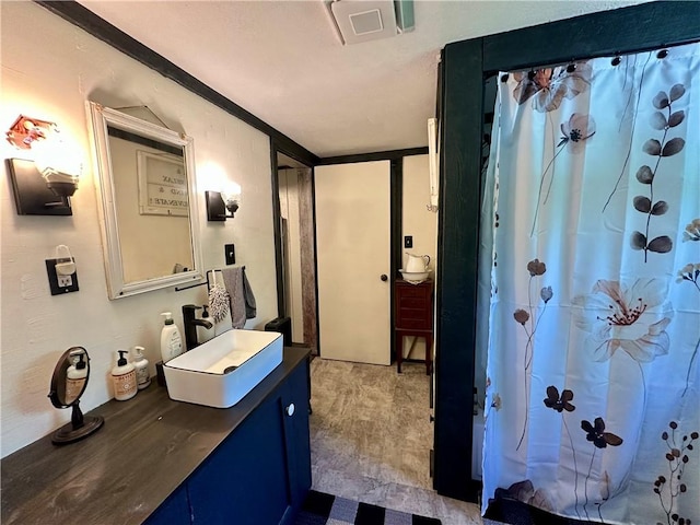 1641 Clintonville Rd, Irwin Twp, PA 16038 - full bath featuring a shower with shower curtain and vanity