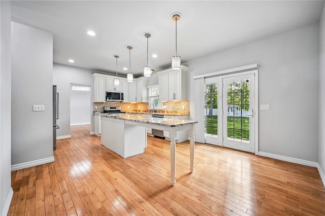 1523 Lori Ln, Hermitage, PA 16148 - kitchen with appliances with stainless steel finishes, a kitchen island, backsplash, baseboards, and recessed lighting
