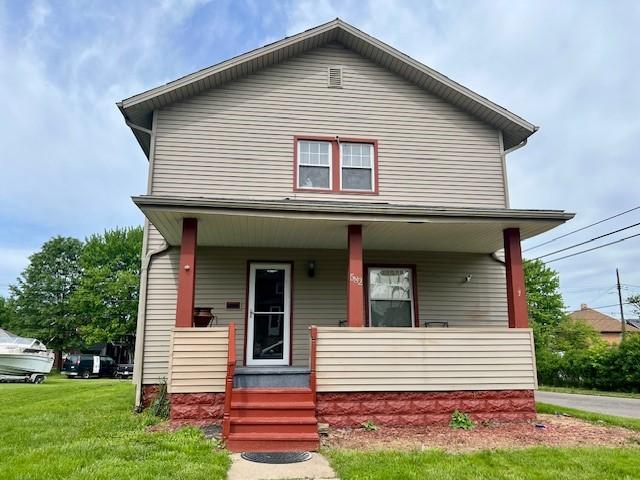 582 Spruce Ave, Sharon, PA 16146 - view of front facade featuring covered porch and a front yard