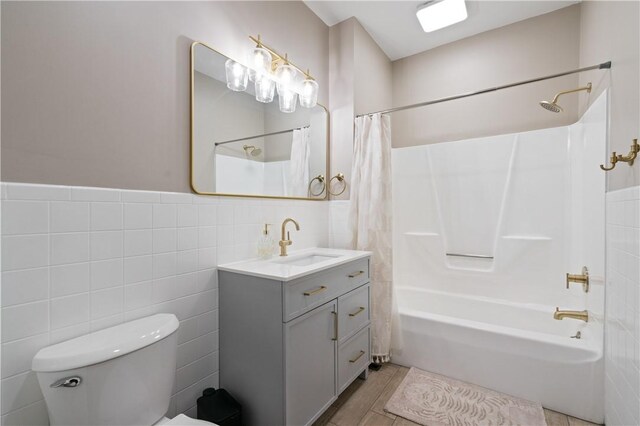1622 Ridge Ave, Coraopolis, PA 15108 - full bath featuring tile walls, shower / tub combo with curtain, toilet, and vanity