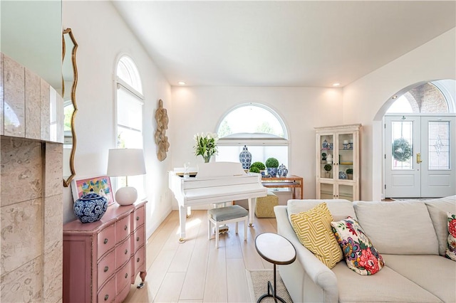 585 Agnes St, Hempfield Twp Wml, PA 15601 - living area featuring arched walkways and light wood finished floors