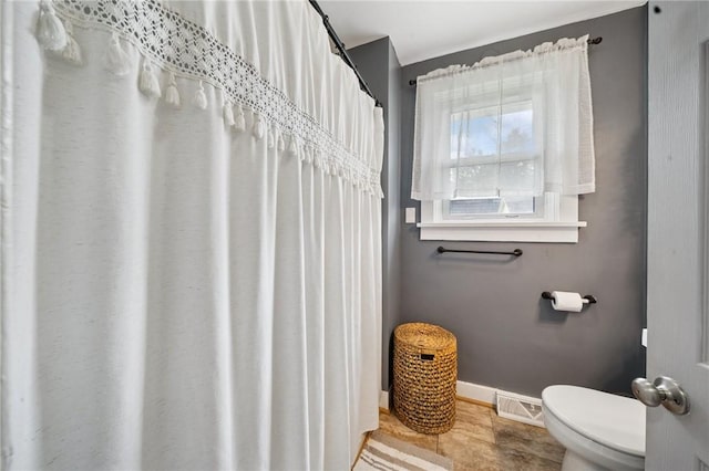 136 Isabella St, Derry Twp, PA 15717 - full bathroom featuring toilet, baseboards, wood finished floors, and a shower with shower curtain