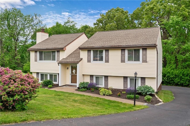 15 Fawnridge Dr, Robinson Twp Nwa, PA 15136 - raised ranch featuring a chimney, a front yard, and a shingled roof