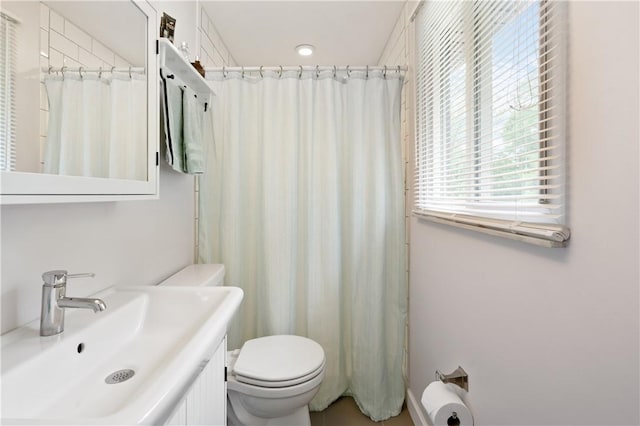 15 Fawnridge Dr, Robinson Twp Nwa, PA 15136 - bathroom featuring toilet, curtained shower, and vanity
