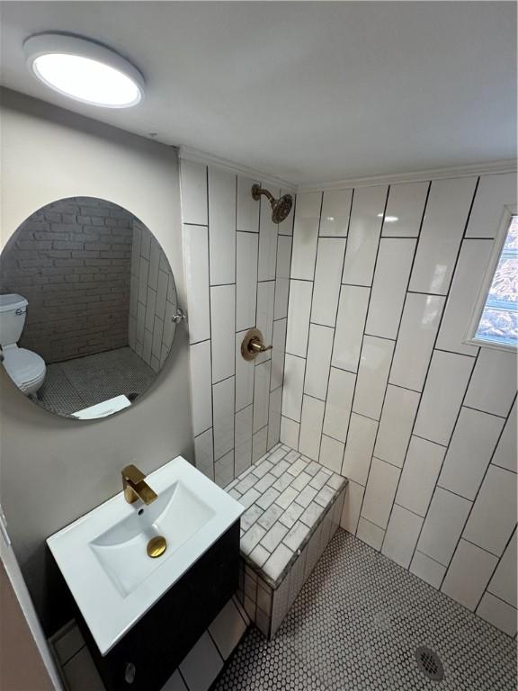 514 Knoll St, Central North Side, PA 15212 - bathroom with a sink, tiled shower, tile patterned floors, and toilet
