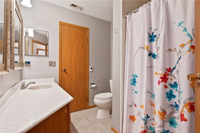 22 Ashford Dr, Cranberry Twp, PA 16066 - full bath with vanity, toilet, tile patterned floors, a shower with curtain, and a textured ceiling