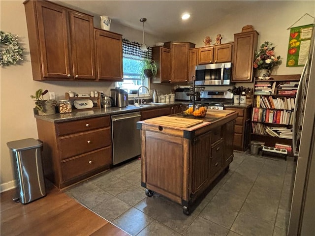 518 Equestrian Way, Mount Pleasant Twp Wml, PA 15666 - kitchen with stainless steel appliances, a center island, a sink, recessed lighting, and decorative light fixtures