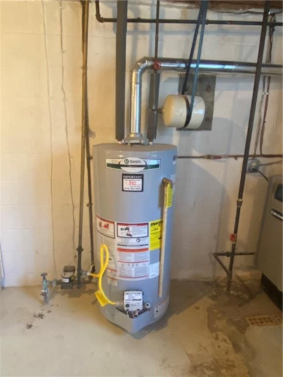 501 Kingsley Ave, Brentwood, PA 15227 - utilities featuring water heater