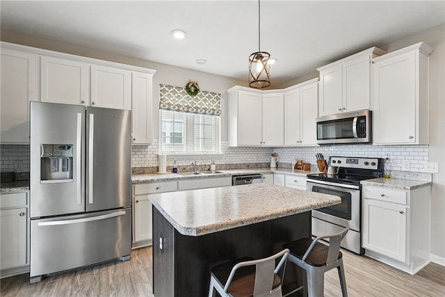 3005 Sir Charles Dr, Cecil, PA 15057 - kitchen featuring stainless steel appliances, decorative backsplash, a sink, light wood-type flooring, and recessed lighting