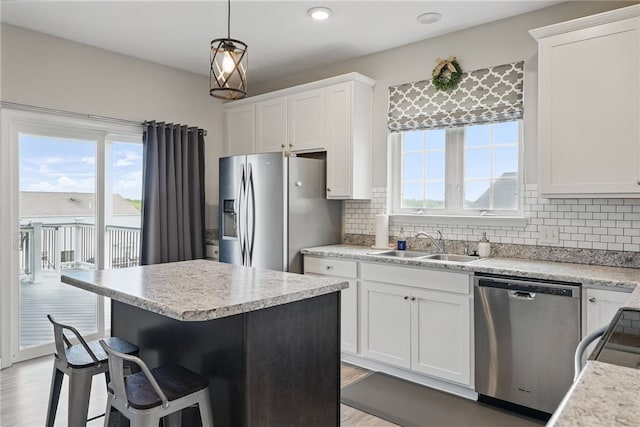 3005 Sir Charles Dr, Cecil, PA 15057 - kitchen featuring appliances with stainless steel finishes, a sink, a breakfast bar, light countertops, and backsplash