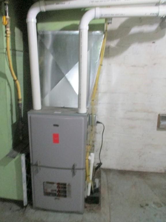 1528 Beaver Rd, Ambridge, PA 15003 - utility room with heating unit