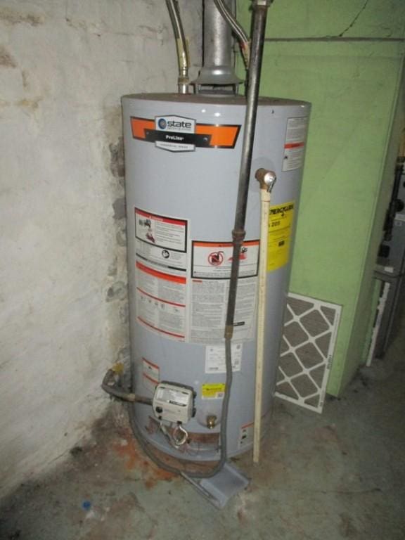 1528 Beaver Rd, Ambridge, PA 15003 - utility room featuring gas water heater