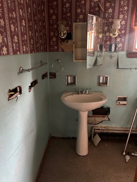 1318 Macarthur Dr, West Deer, PA 15076 - bathroom with wallpapered walls