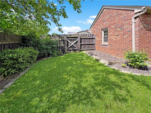 940 Warren Ave, New Castle/4Th, PA 16101 - view of yard featuring a gate