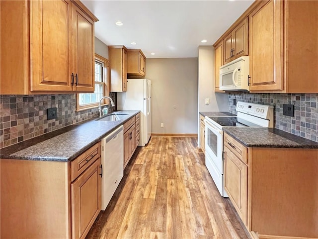 940 Warren Ave, New Castle/4Th, PA 16101 - kitchen featuring white appliances, a sink, light wood-style flooring, baseboards, and backsplash