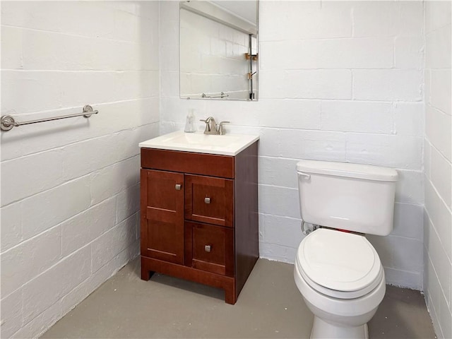 940 Warren Ave, New Castle/4Th, PA 16101 - bathroom with concrete floors, vanity, toilet, and concrete block wall