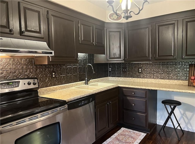 286 Windsor Rdg Unit 26, Neshannock Twp, PA 16105 - kitchen featuring stainless steel appliances, a sink, under cabinet range hood, a chandelier, and backsplash