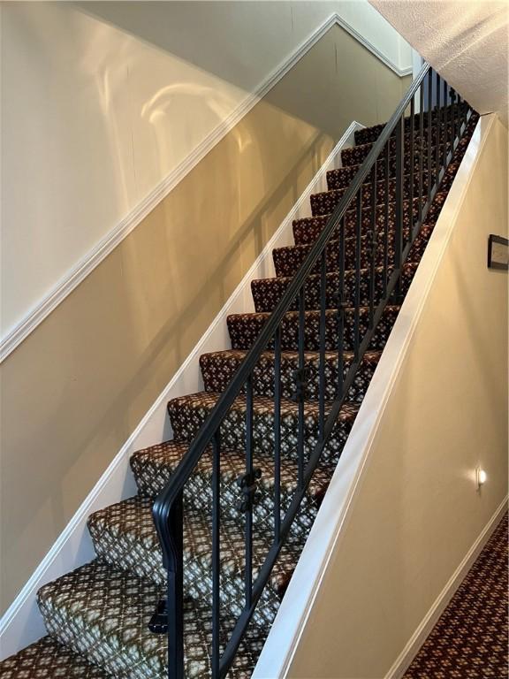 286 Windsor Rdg Unit 26, Neshannock Twp, PA 16105 - stairs featuring baseboards