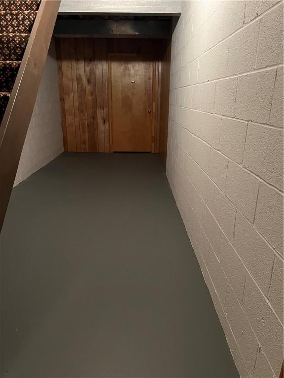 286 Windsor Rdg Unit 26, Neshannock Twp, PA 16105 - finished basement featuring concrete block wall