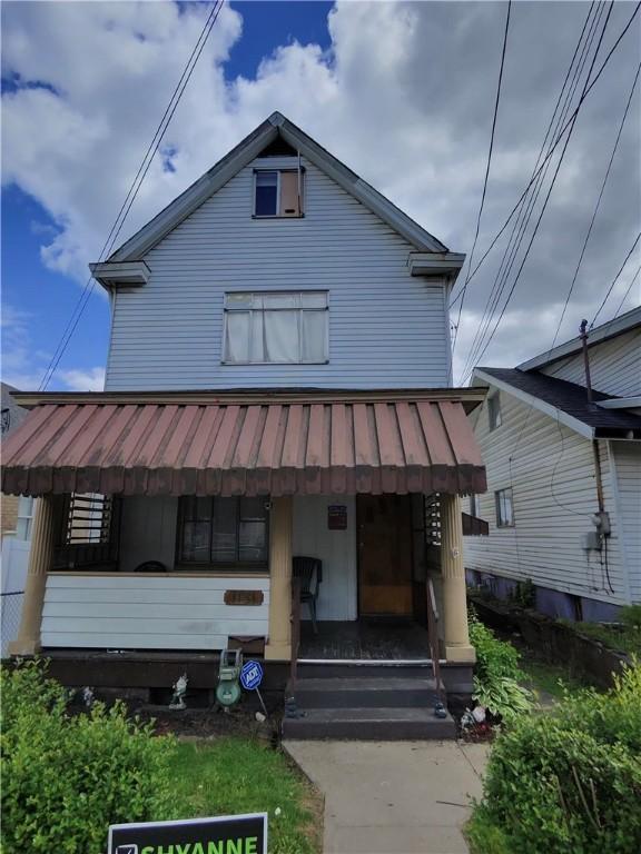 1131 13th St, Mckees Rocks, PA 15136 - view of front facade with a porch