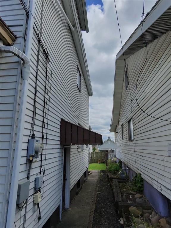1131 13th St, Mckees Rocks, PA 15136 - view of side of property