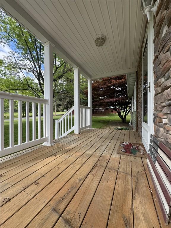 321 Green Acres Ln, Shenango Twp Law, PA 16101 - view of porch