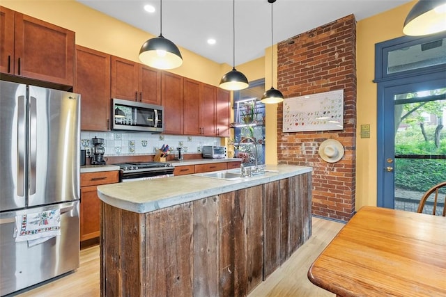 534 Trenton Ave, Regent Square, PA 15221 - kitchen with appliances with stainless steel finishes, light wood-type flooring, a sink, light countertops, and tasteful backsplash