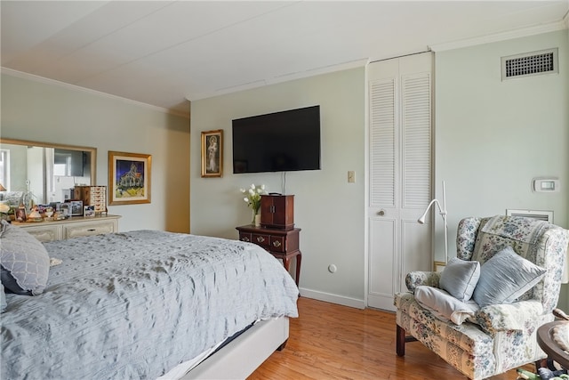 5 Bayard Rd Unit 913, Shadyside, PA 15213 - bedroom featuring crown molding, light wood-style flooring, baseboards, and a closet